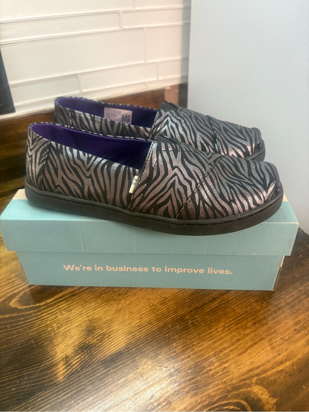 Toms Alpargarta Black Zebra Slip On Shoes Size‎ 5 Youth